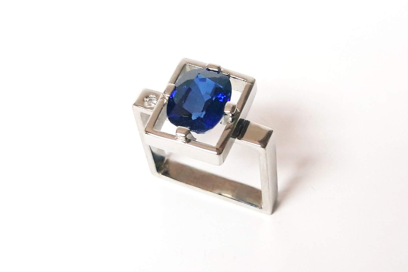 Anell d'or blanc amb safir blau i diamant